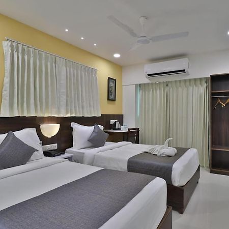 Leo Hotel Ахмедабад Экстерьер фото