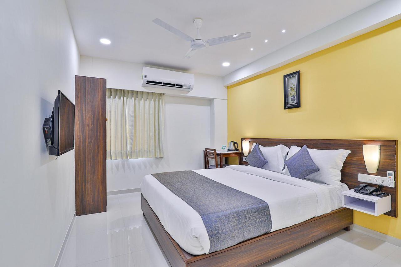 Leo Hotel Ахмедабад Экстерьер фото