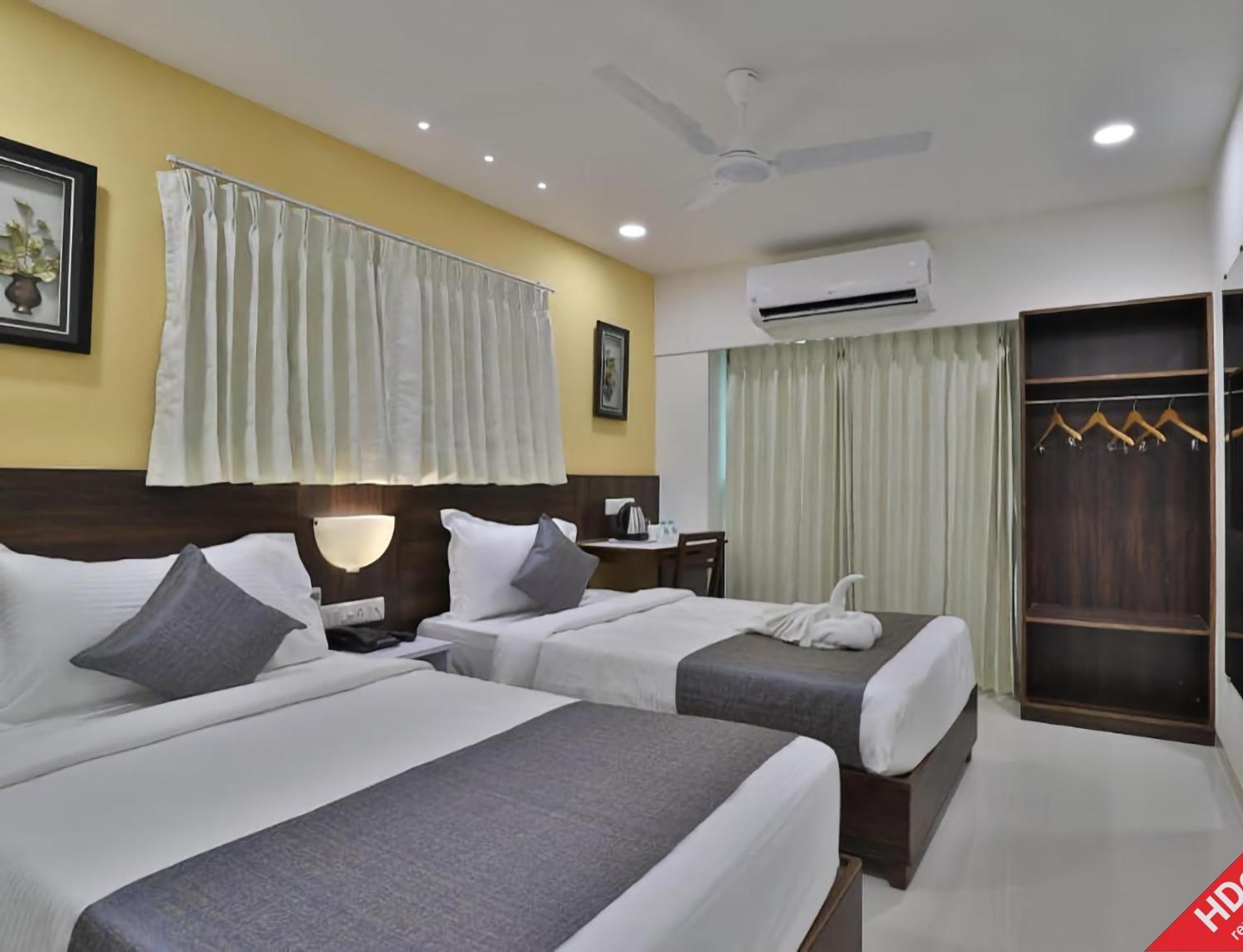 Leo Hotel Ахмедабад Экстерьер фото