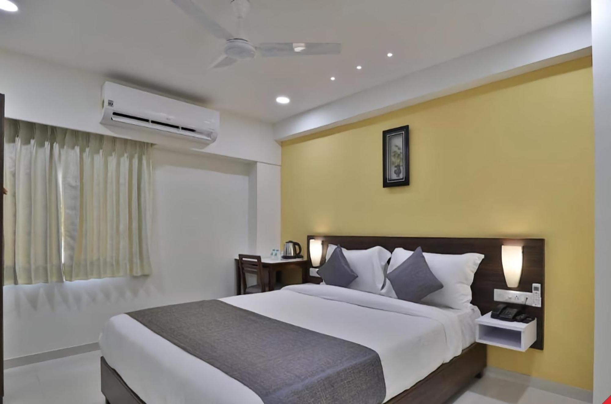 Leo Hotel Ахмедабад Экстерьер фото