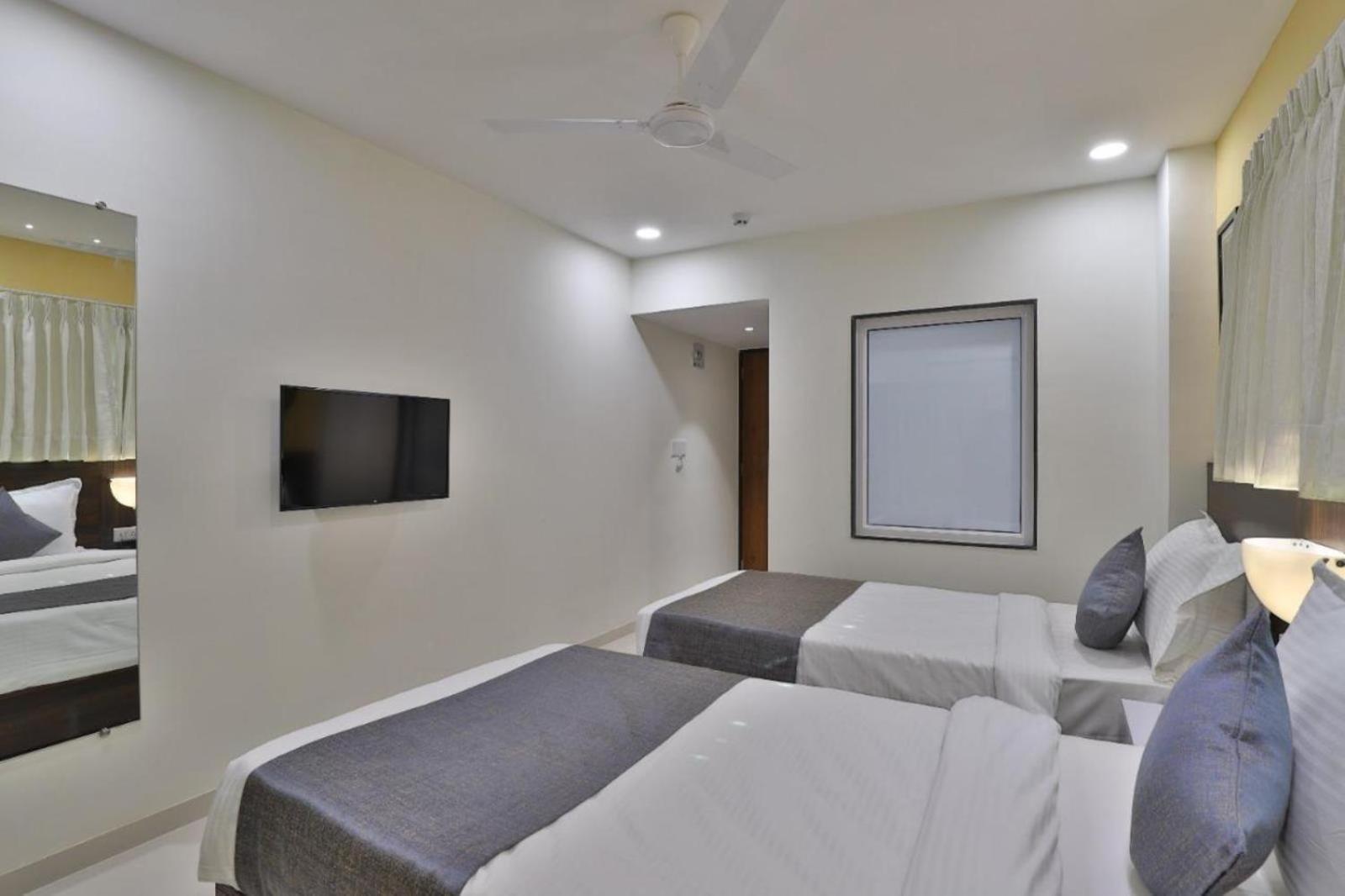 Leo Hotel Ахмедабад Экстерьер фото