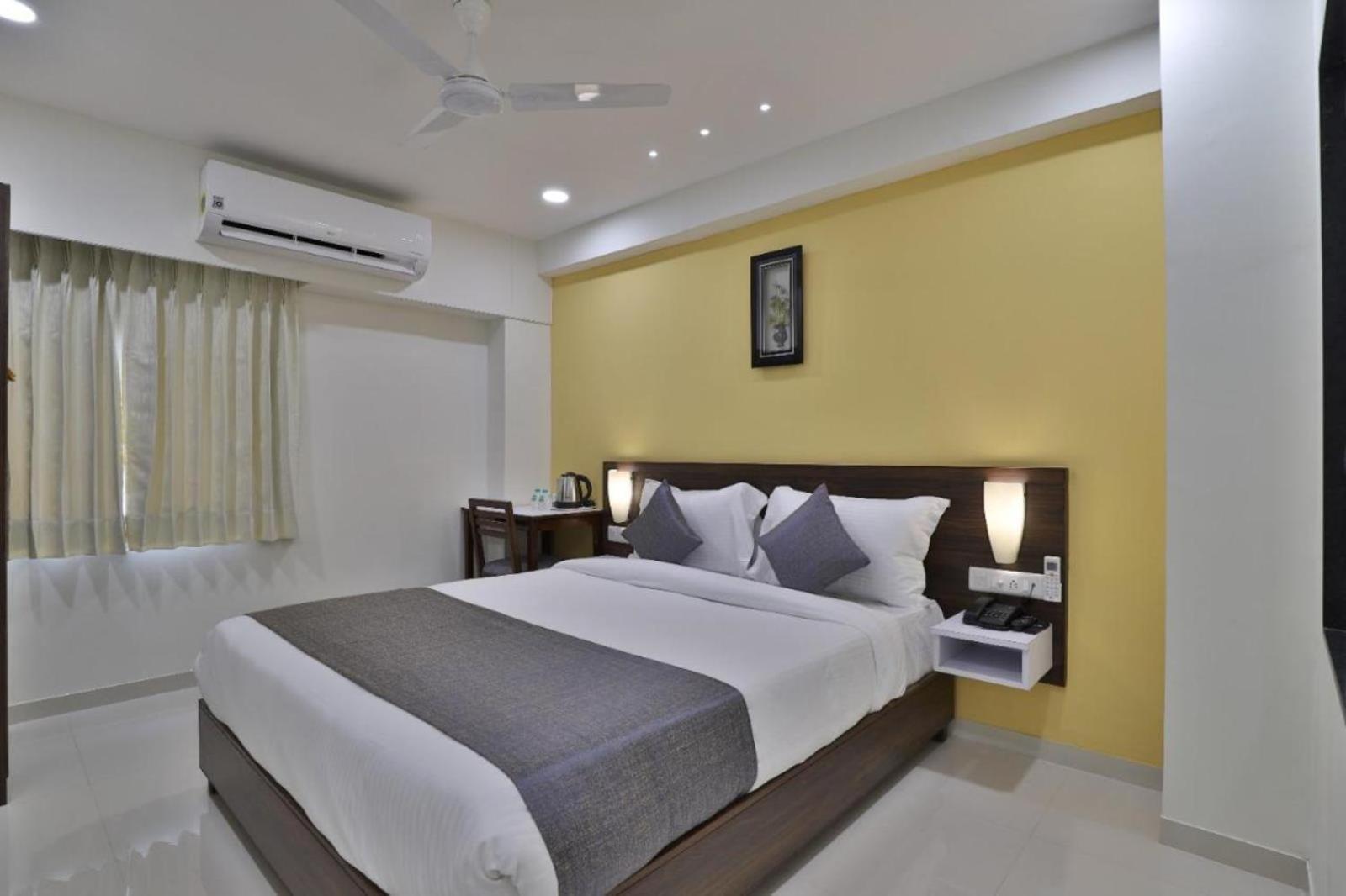 Leo Hotel Ахмедабад Экстерьер фото