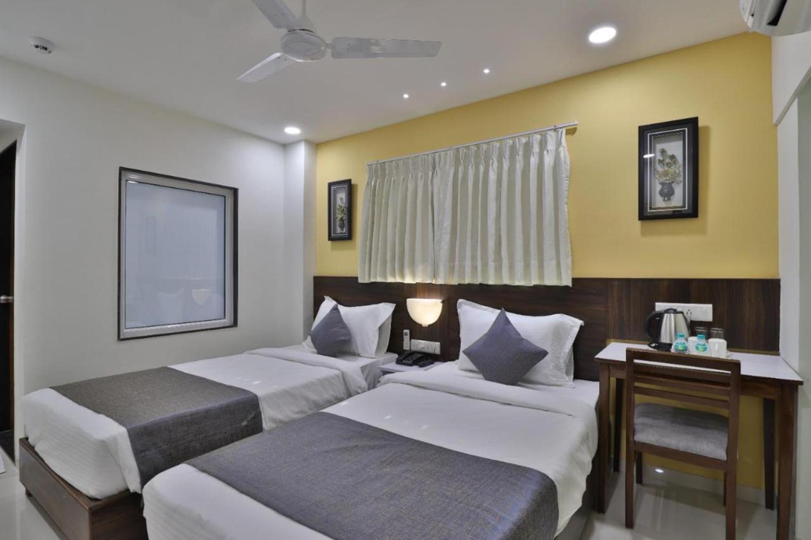 Leo Hotel Ахмедабад Экстерьер фото