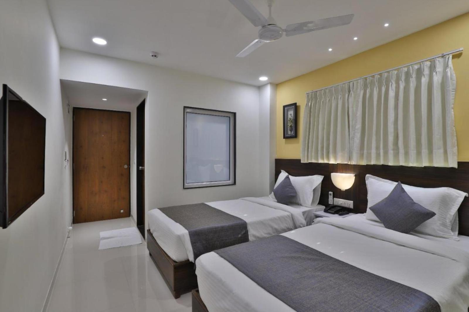 Leo Hotel Ахмедабад Экстерьер фото